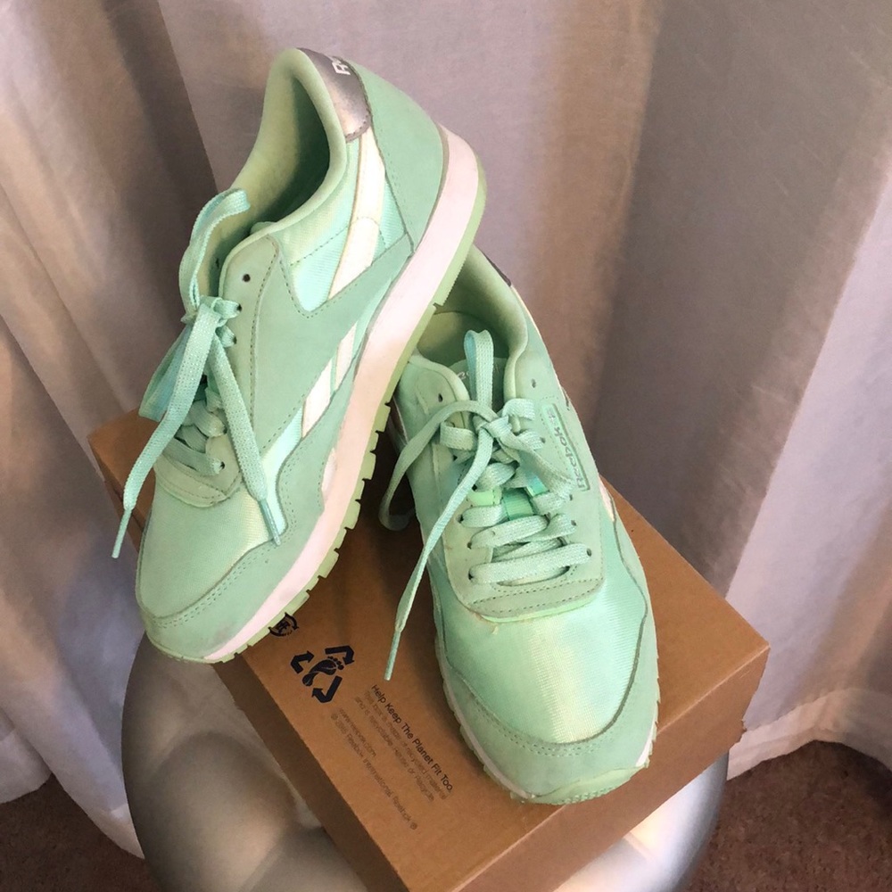 CLASSIC REEBOK